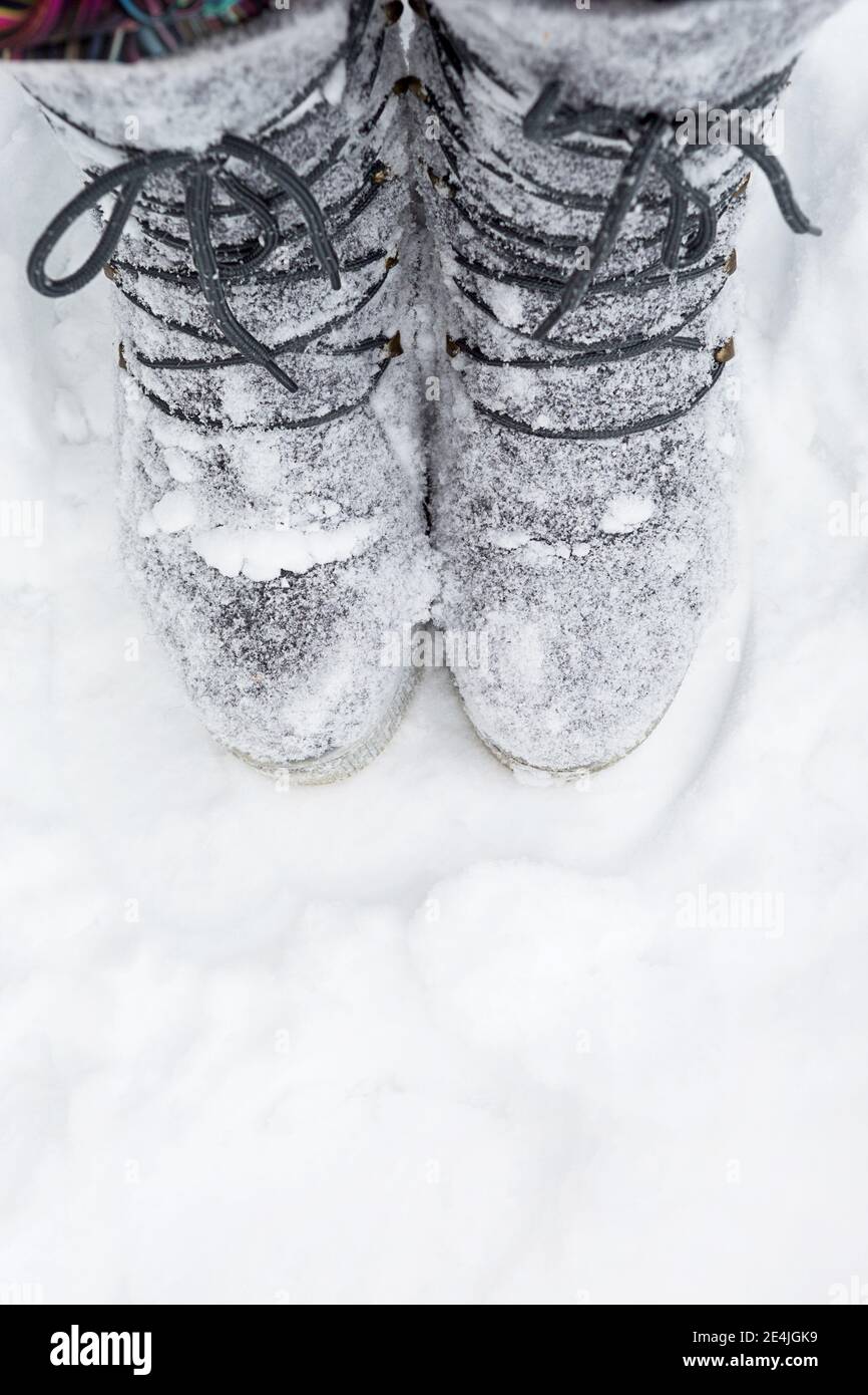 Les bottes des lacets sont recouvertes de neige. Hiver, chutes de neige, froid, chaussures en laine feutrée, protection contre le gel, résistance au gel. Vie dans le village, cott Banque D'Images