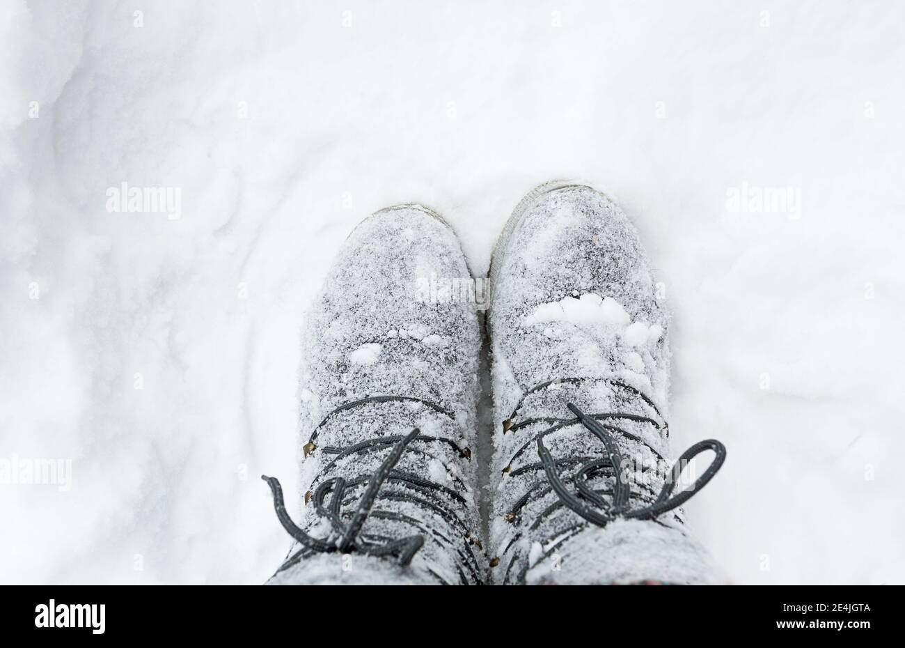 Les bottes des lacets sont recouvertes de neige. Hiver, chutes de neige, froid, chaussures en laine feutrée, protection contre le gel, résistance au gel. Vie dans le village, cott Banque D'Images