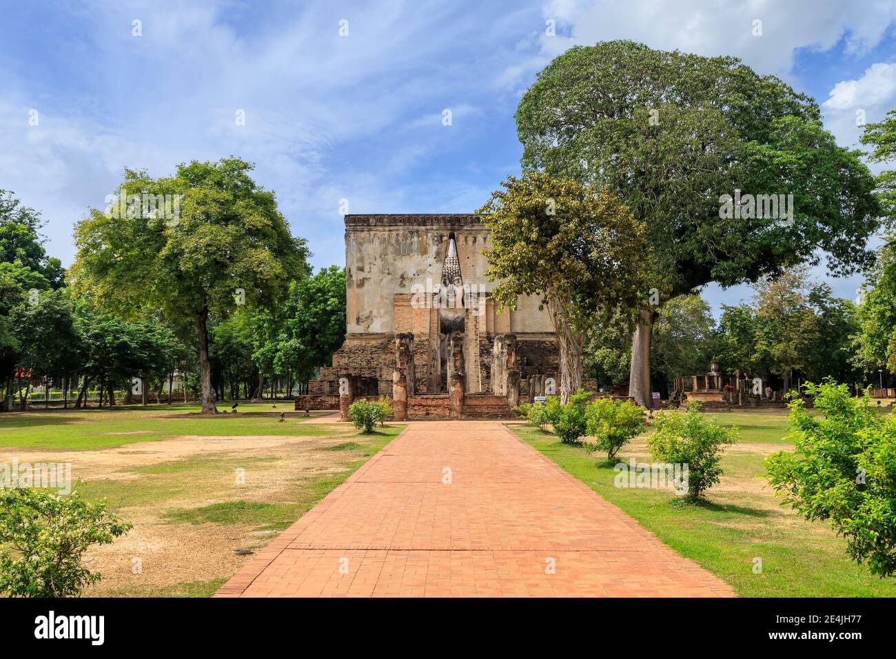 Célèbre statue de grand Bouddha nommée Phra Achana située dans une chapelle en ruines au temple Wat si CHUM, Parc historique de Sukhothai, Thaïlande Banque D'Images