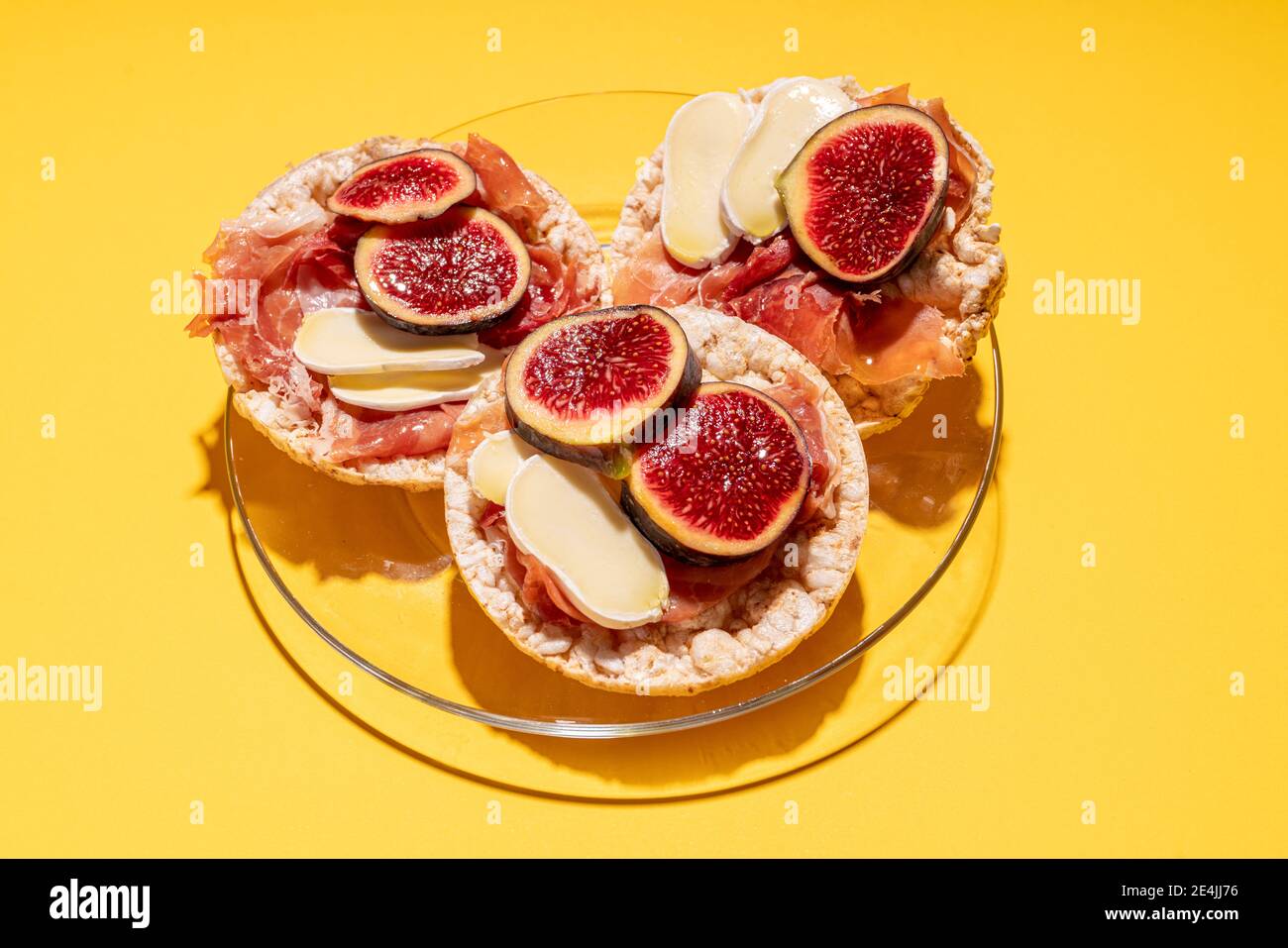 Gâteaux de riz avec jambon serrano, fromage et tranches de figues Banque D'Images