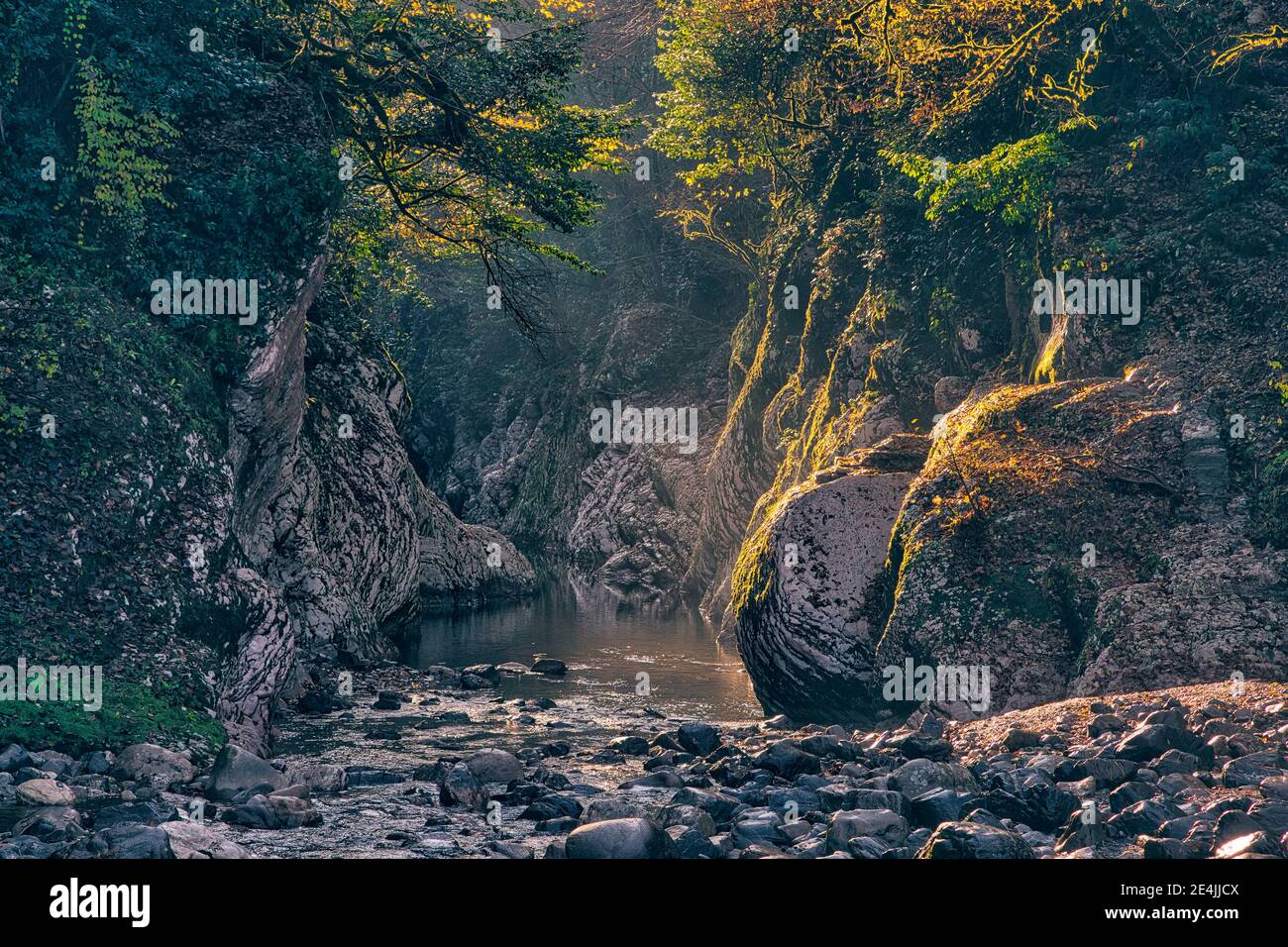 Rivière Khosta qui coule entre les rochers dans le canyon de Devils Gate Banque D'Images