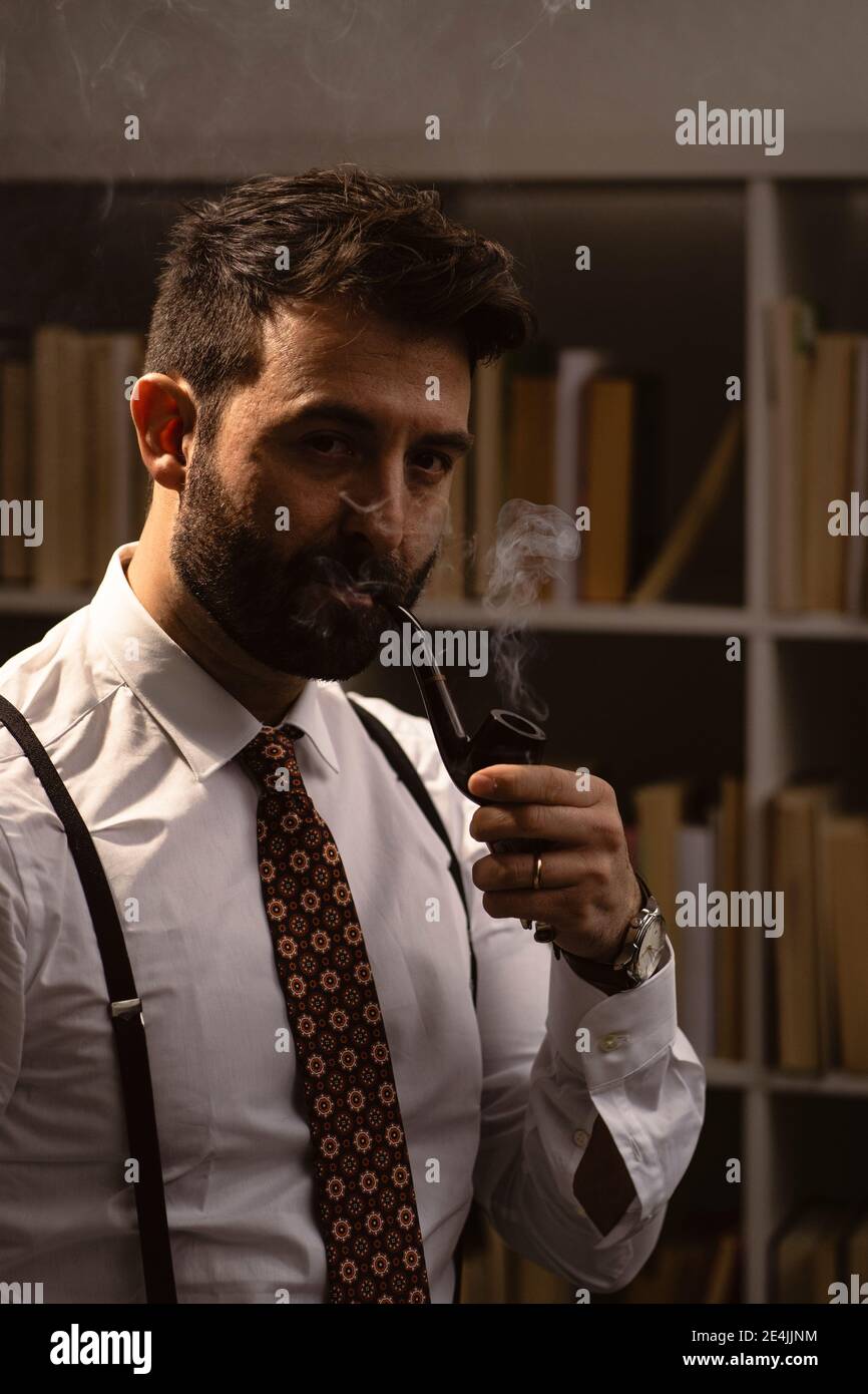 Portrait de l'homme barbu fumant pipe Banque D'Images