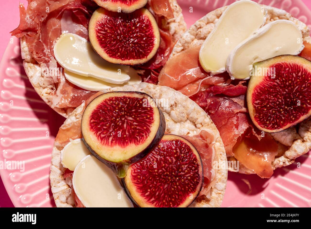 Gâteaux de riz avec jambon serrano, fromage et tranches de figues Banque D'Images