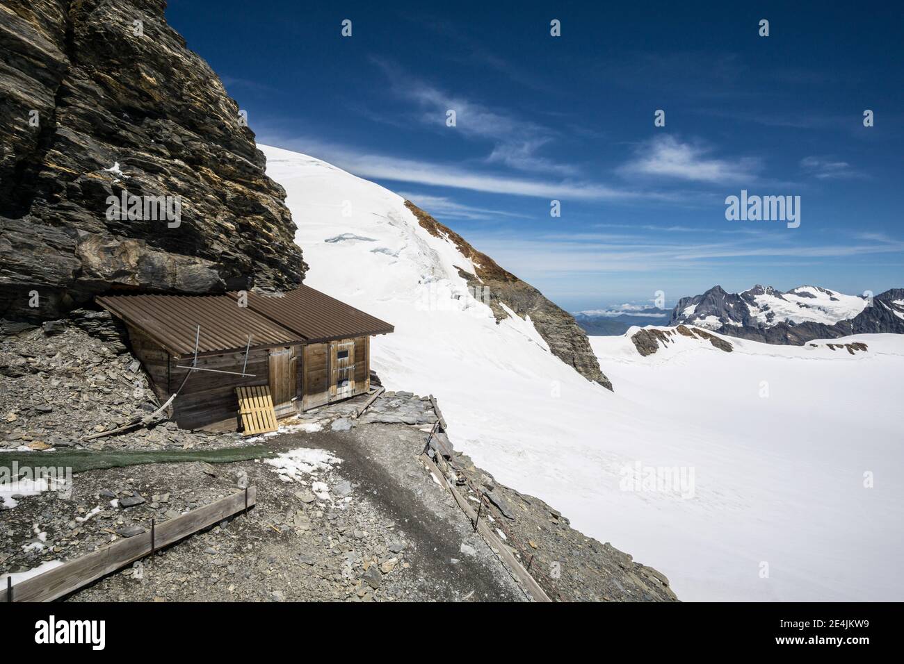 Bâtiments à la cabane Mönchsjoch sous la montagne Mönch à L'Oberland bernois dans les Alpes suisses Banque D'Images