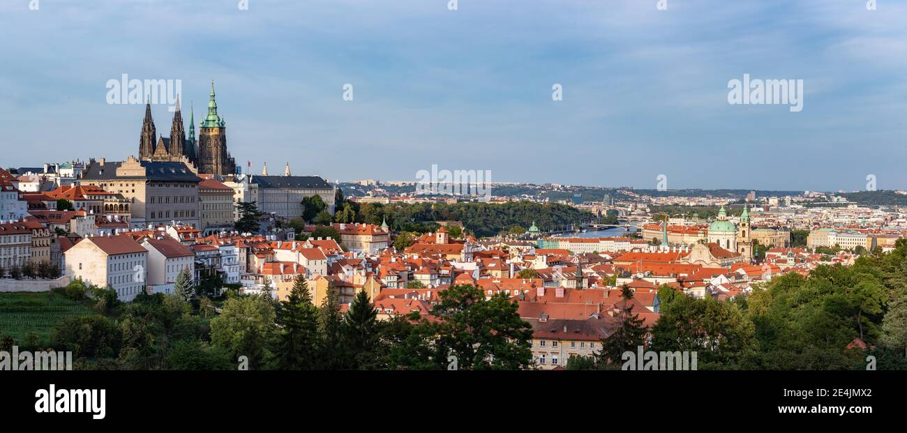 Vue panoramique sur le château de Prague et la vieille ville depuis Petrin Hill, Prague, République tchèque Banque D'Images