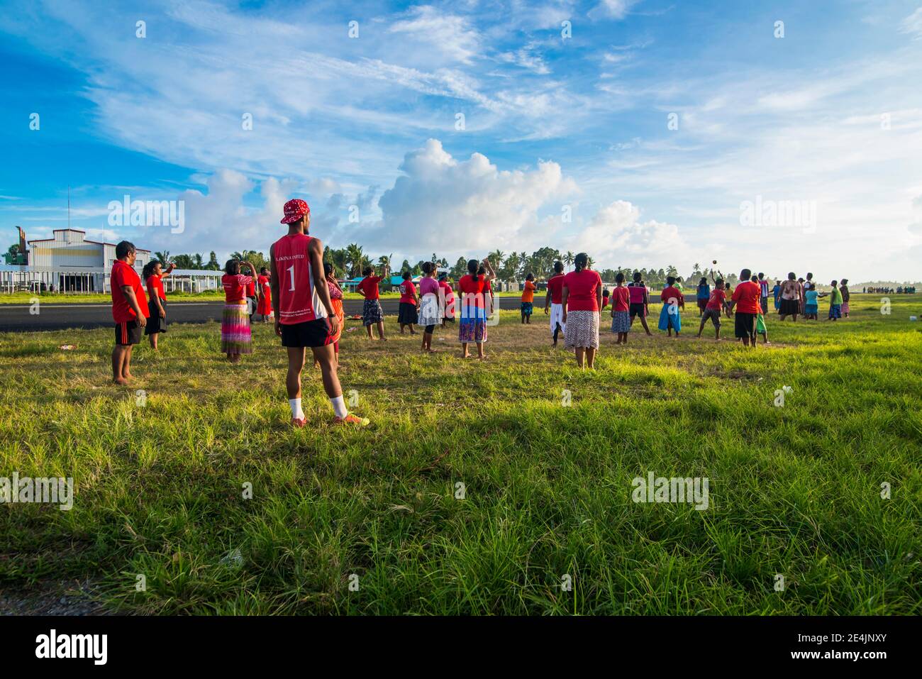 Les villageois jouent au volley-ball ensemble, Funafuti, Tuvalu Banque D'Images