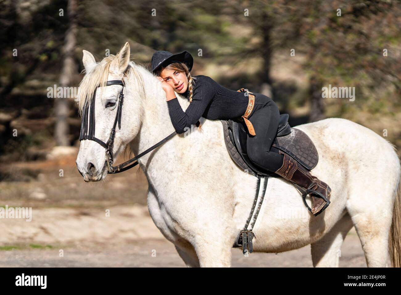 Portrait de femme équitation dans paddock Banque D'Images