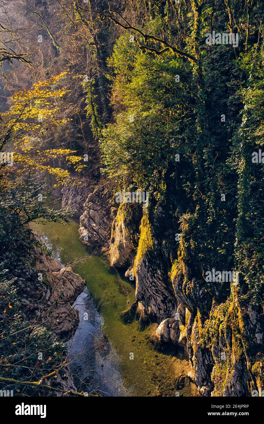 La rivière Khosta traverse le canyon de Devils Gate au crépuscule Banque D'Images