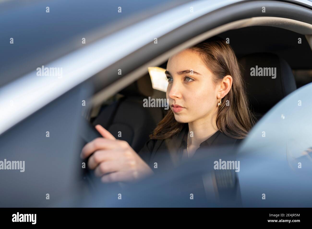 Femme d'affaires se concentrant en conduisant la voiture Banque D'Images
