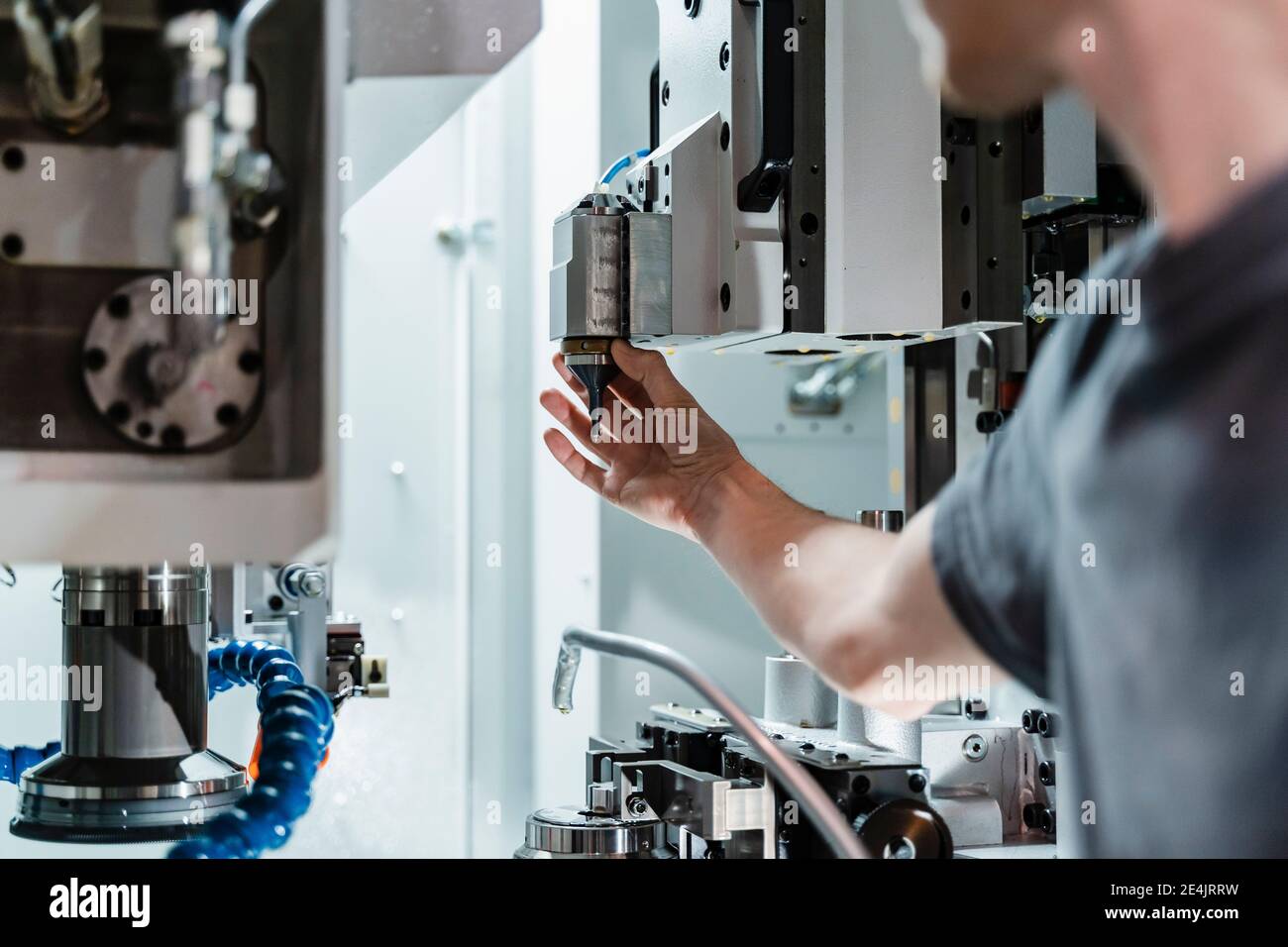 Un technicien de maintenance répare la machine pendant les travaux en usine Banque D'Images