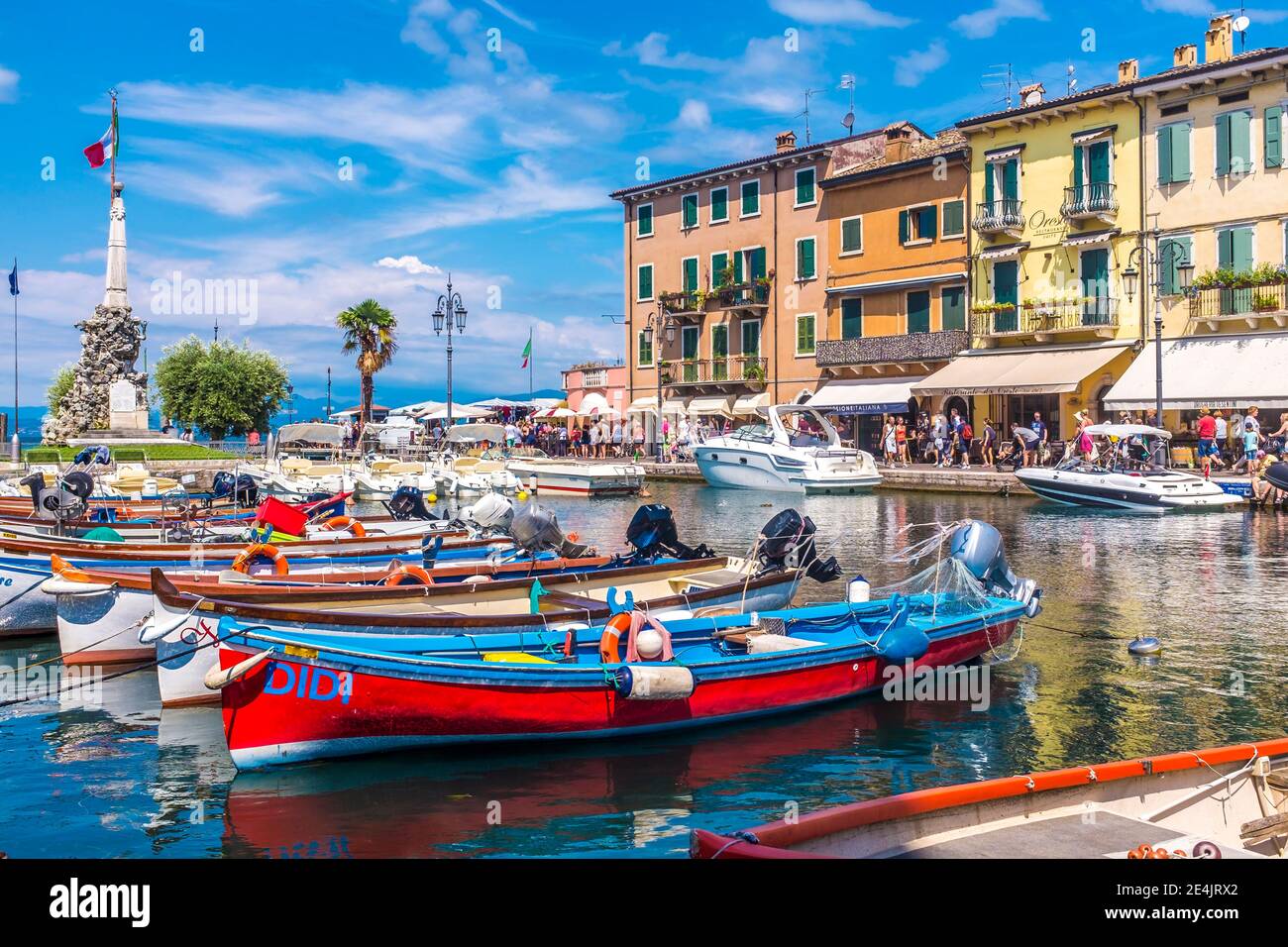 Italie, Vénétie, Lazise, Bateaux amarrés dans le port Banque D'Images