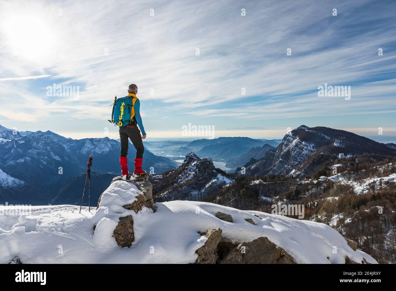 Randonneur mâle regardant la vue en haut de la montagne, Alpes obroïques, Lecco, Italie Banque D'Images