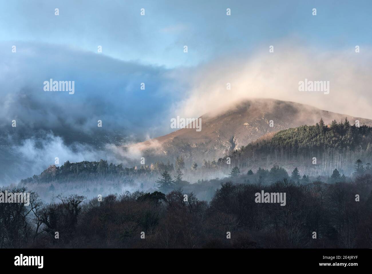 Image de paysage épique regardant à travers Derwentwater dans Lake District vers Catbells a enneigé la montagne avec un épais brouillard qui se balade dans la vallée Banque D'Images