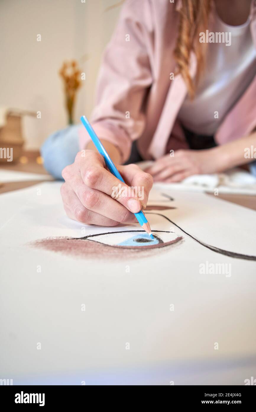 Femme artiste dessin avec crayon de couleur sur papier à la maison Banque D'Images
