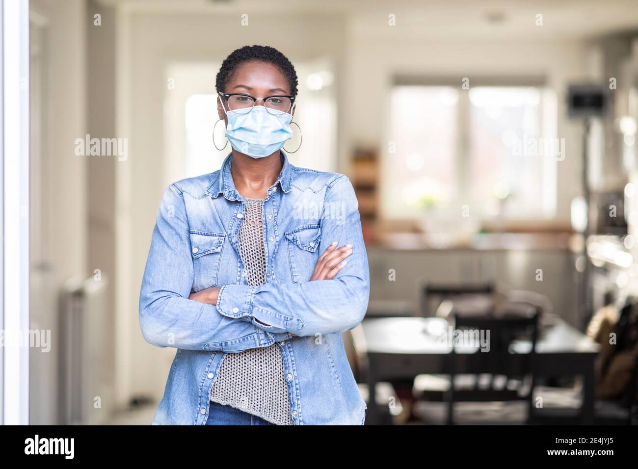 Portrait d'une femme dans un masque facial à la maison Banque D'Images