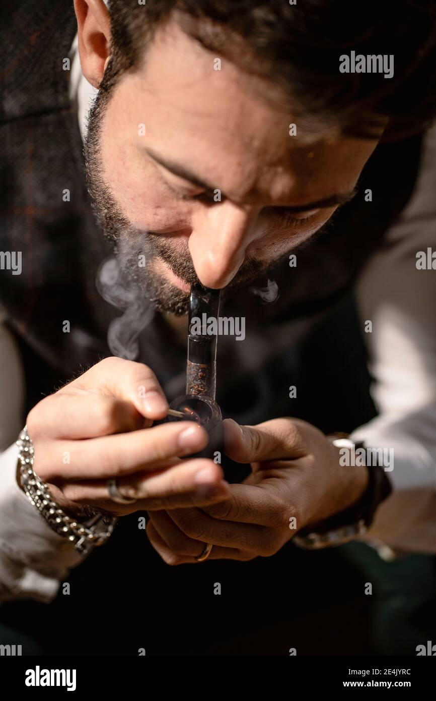 Tuyau de fumée d'homme barbu Banque D'Images