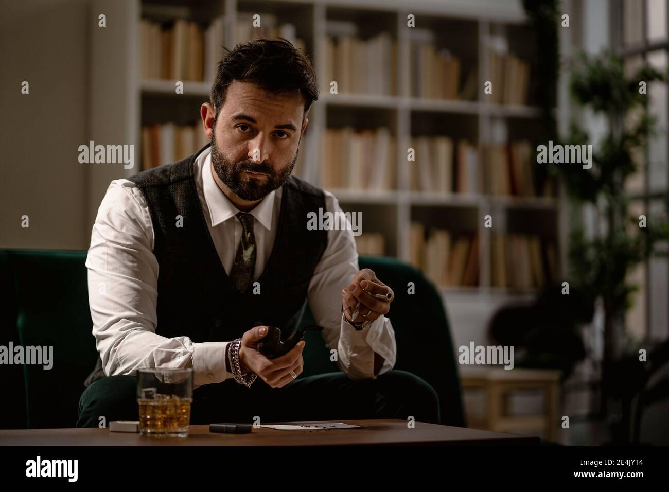 Portrait de l'homme barbu préparant le tuyau de fumée Banque D'Images