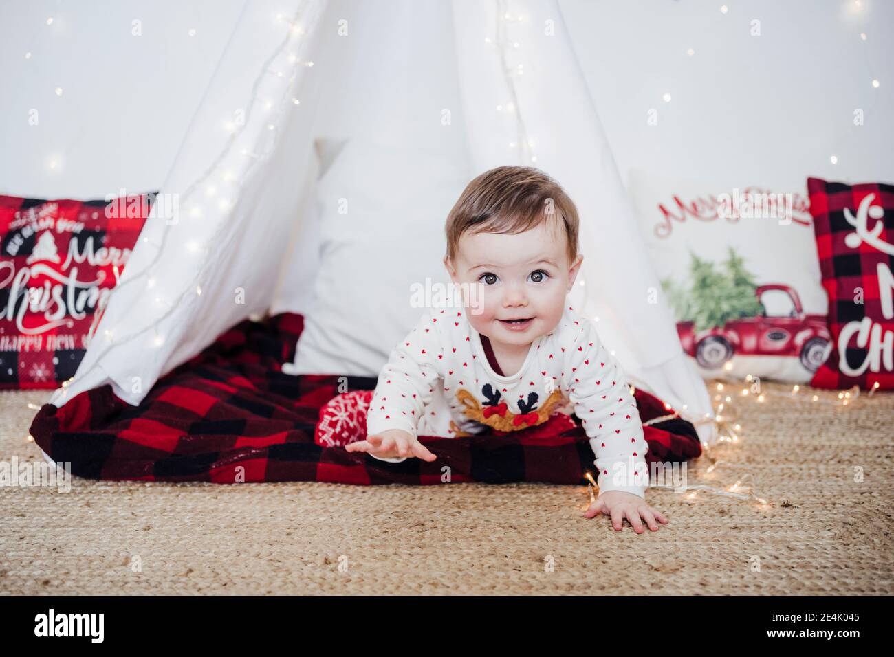 Bebe Fille Rampant Tout En Jouant Dans La Tente Pendant Noel A Accueil Photo Stock Alamy