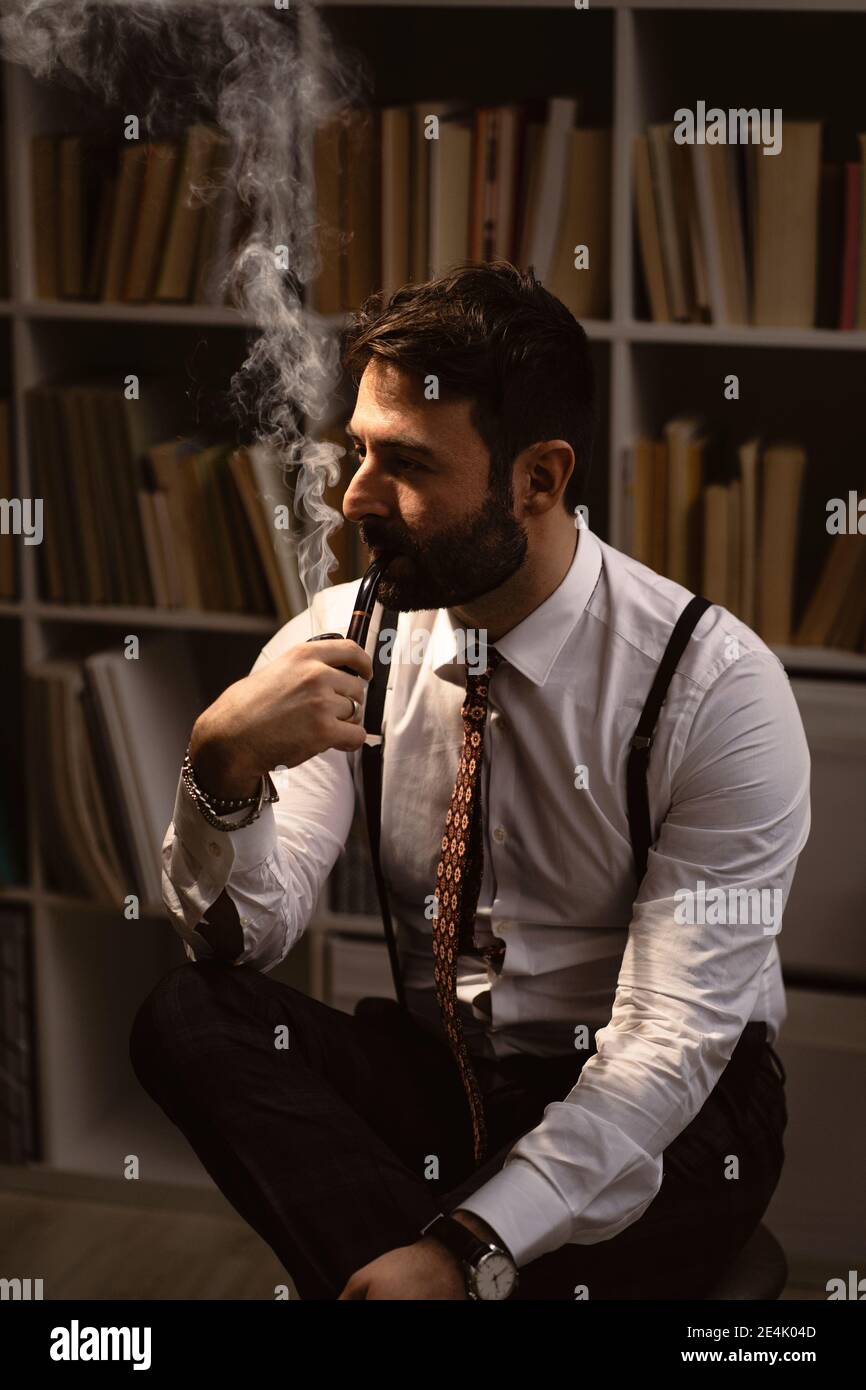 Portrait de l'homme barbu fumant pipe Banque D'Images