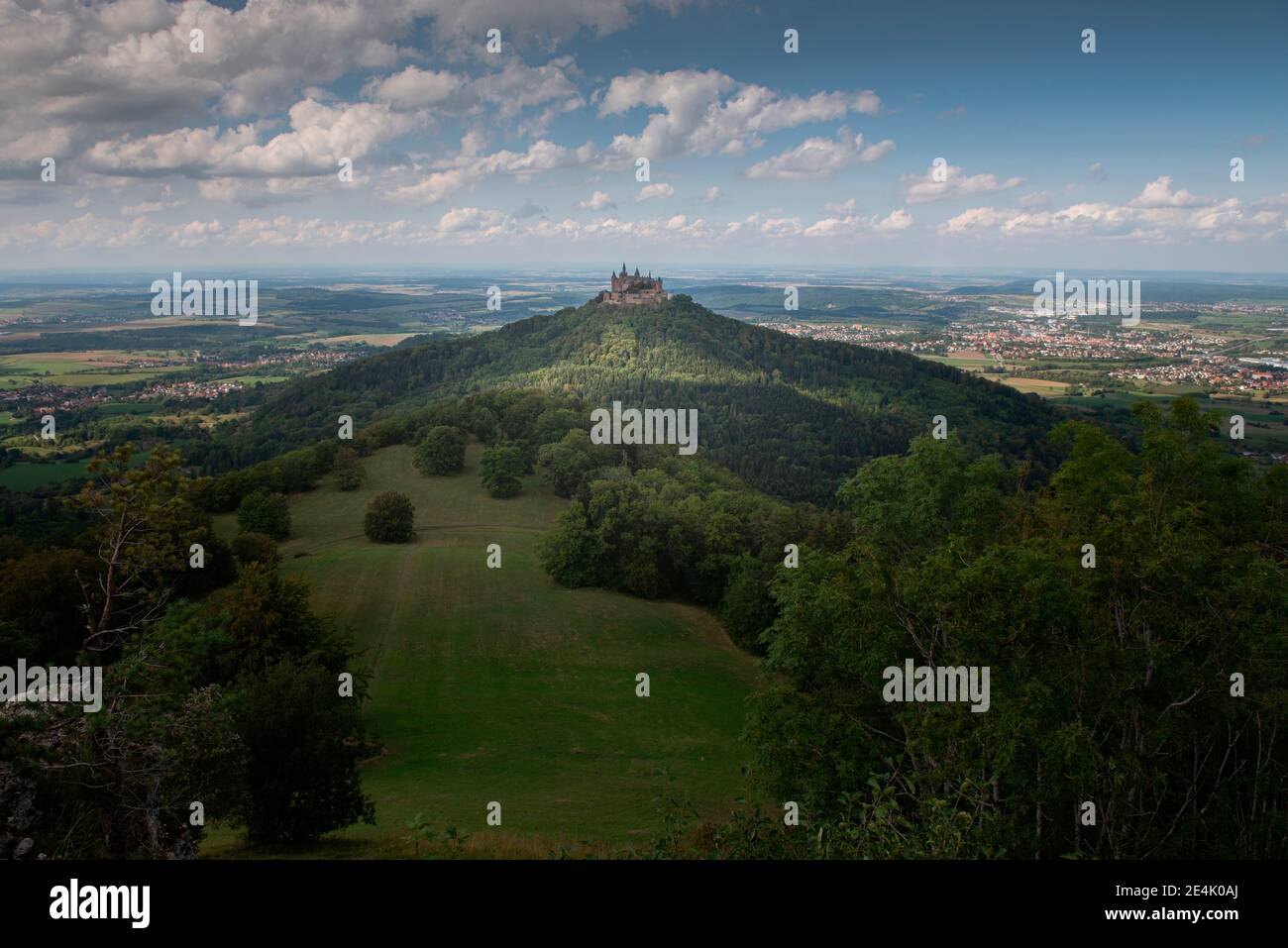 Vue spectaculaire sur le château de Burg Hohenzollern contre le ciel à l'Alb de Swabian, en Allemagne Banque D'Images