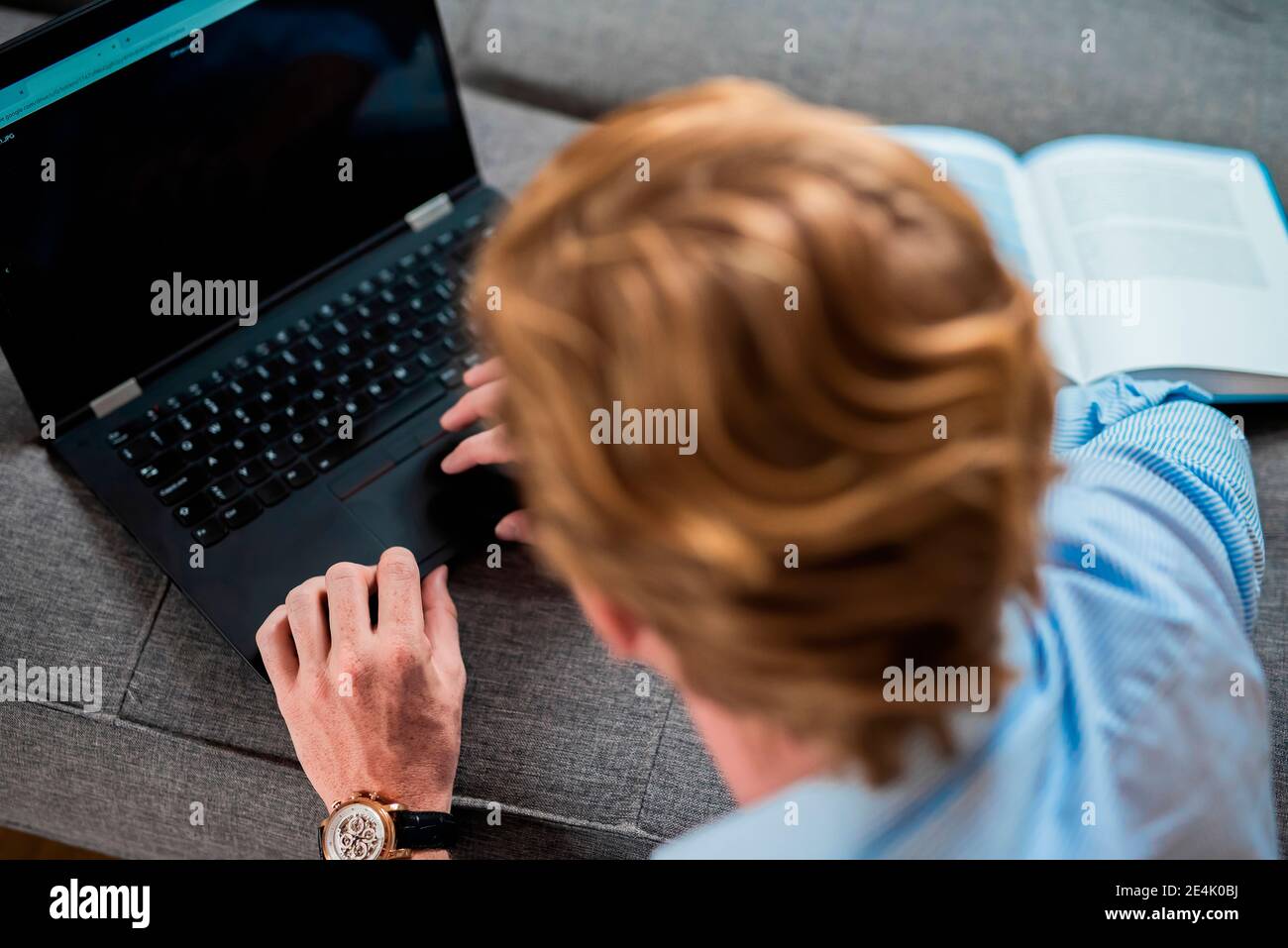Travailleur indépendant travaillant sur un ordinateur portable à la maison Banque D'Images