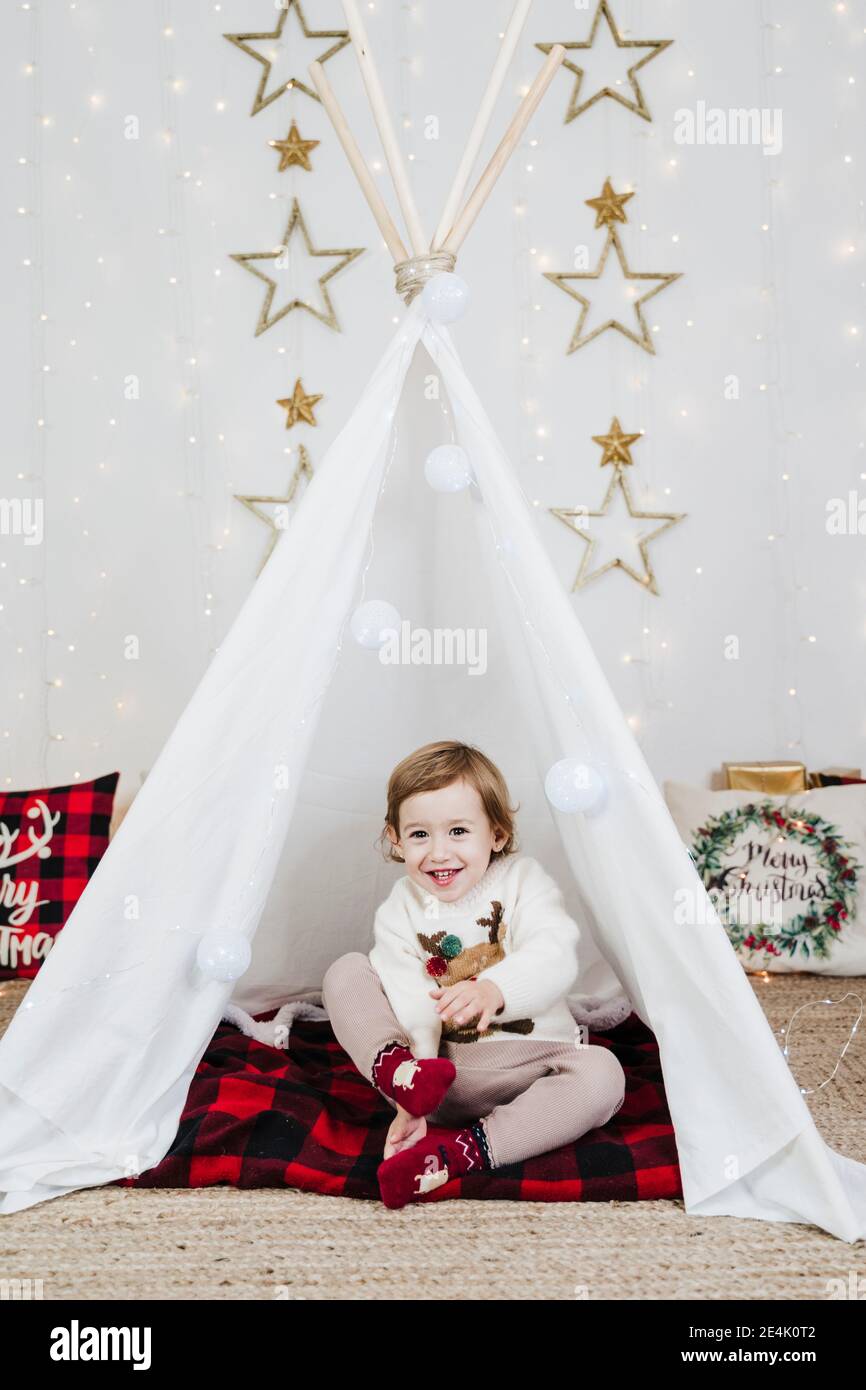 Gaie Et Mignonne Bebe Fille Assis Dans Une Tente Contre Des Decorations De Noel A La Maison Photo Stock Alamy Gaie Et Mignonne Bebe Fille Assis Dans Une Tente Contre Des Decorations De Noel A La Maison Photo Stock Alamy
