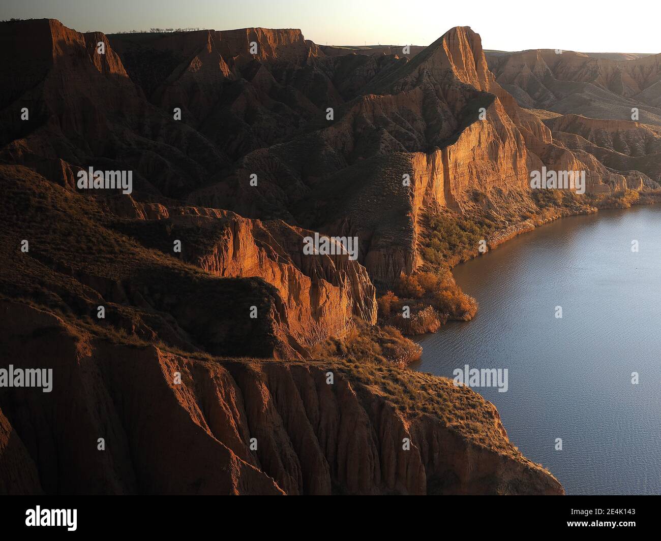 Formations d'argile érodée de Burujon Canyon au crépuscule, Espagne Banque D'Images