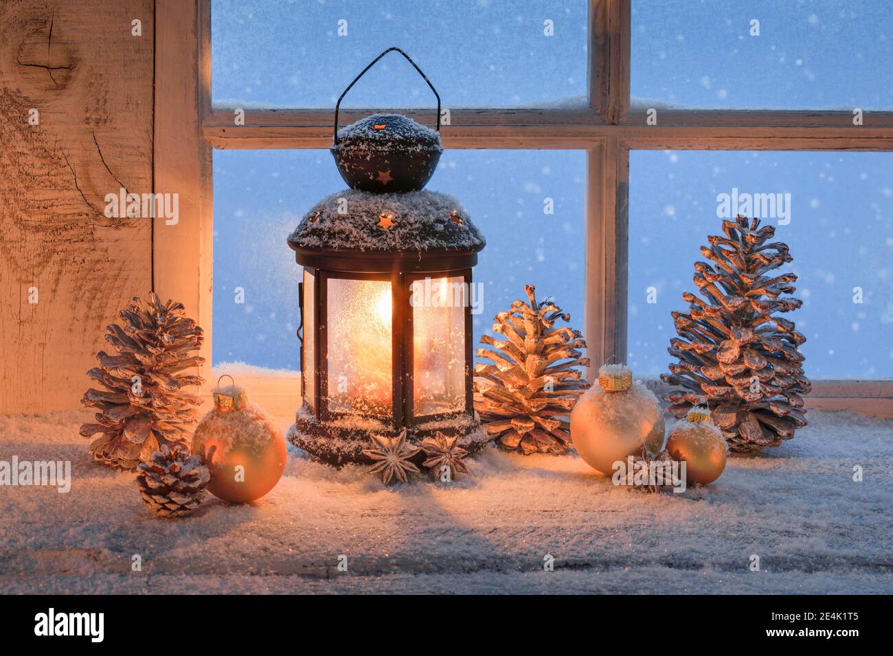 Lanterne avec décoration de Noël sur le rebord de la fenêtre Banque D'Images
