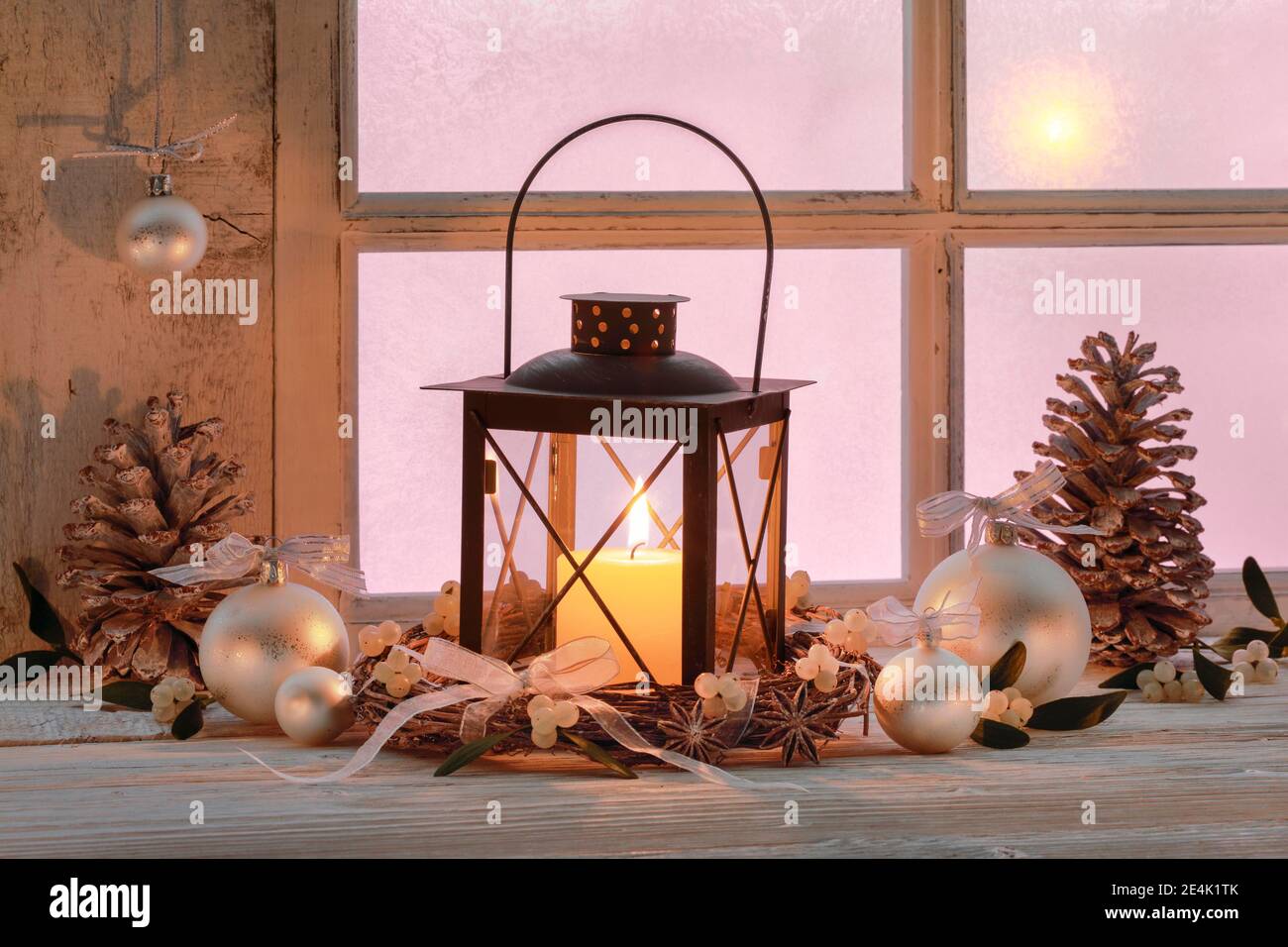 Lanterne avec décoration de Noël sur le rebord de la fenêtre Banque D'Images