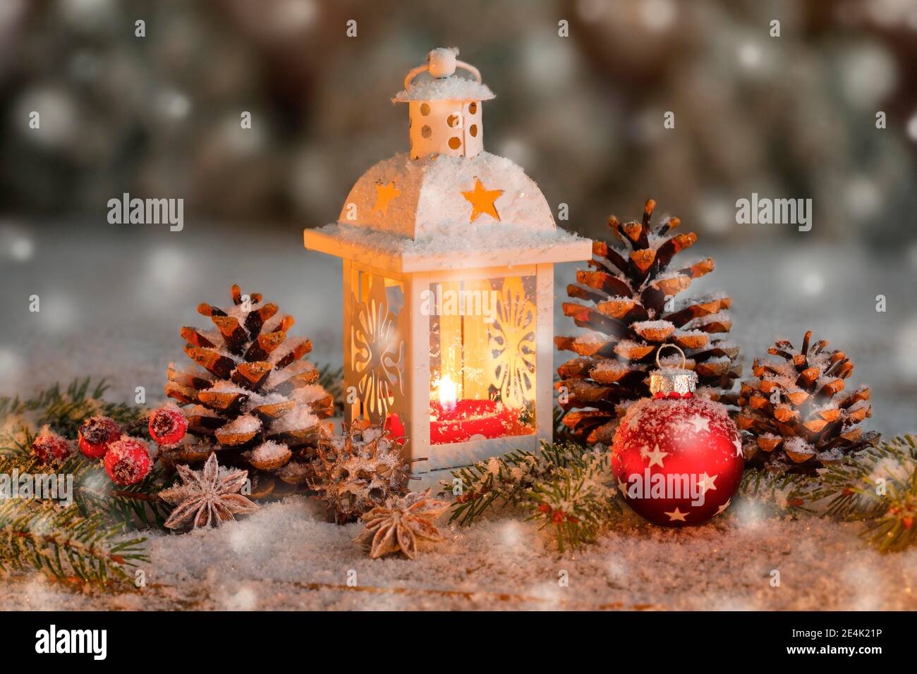 Décoration de Noël naturelle avec lanterne brûlante pendant la neige Banque D'Images
