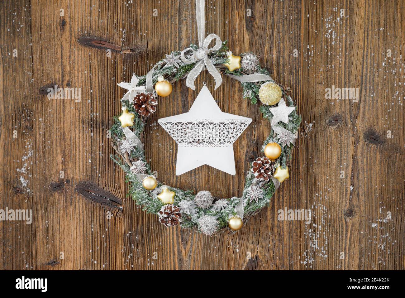 Couronne de Noël sur un mur en bois brun avec étoile Banque D'Images