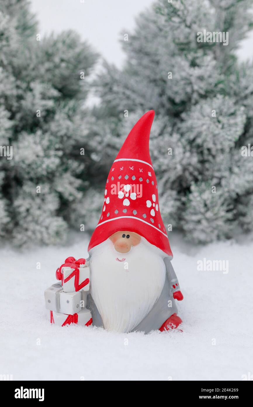 Décoration de Noël dans la neige avec le Père Noël Banque D'Images