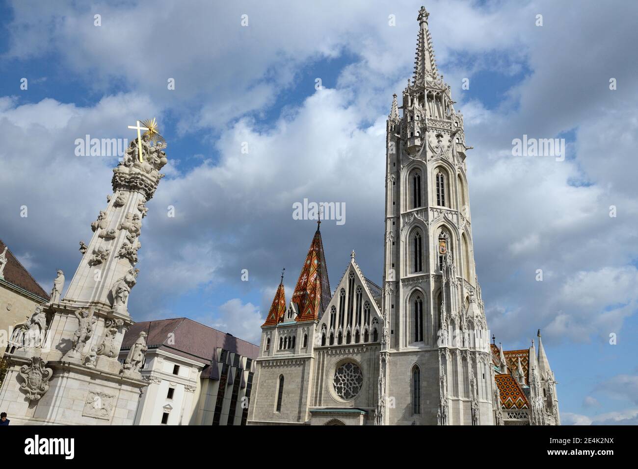 Budapest, la colonne de Plague et l'église Matthias, bastion des pêcheurs sur la colline du château, Buda, Hongrie Banque D'Images