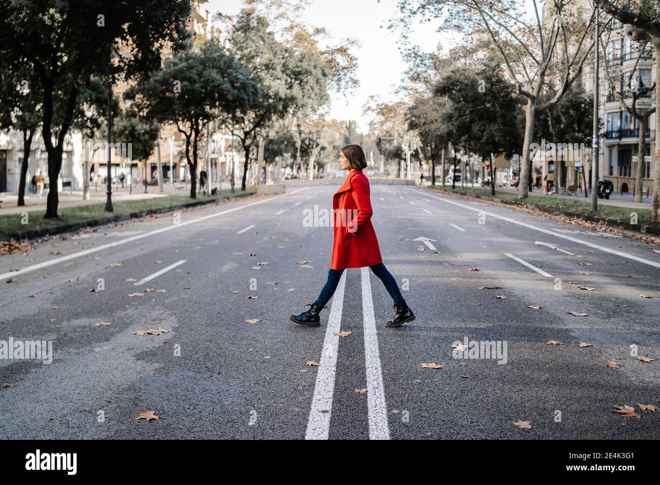 Femme tendance portant une veste d'hiver marchant sur la route Banque D'Images