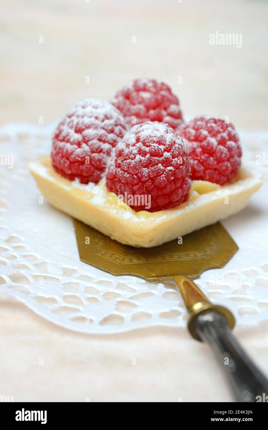 Pâtisserie avec framboises sur un serveur à gâteaux Banque D'Images