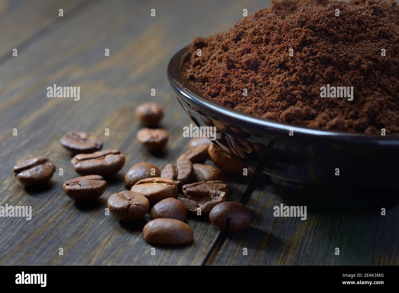 Grains de café et poudre de café en carapace, Coffea arabica Banque D'Images