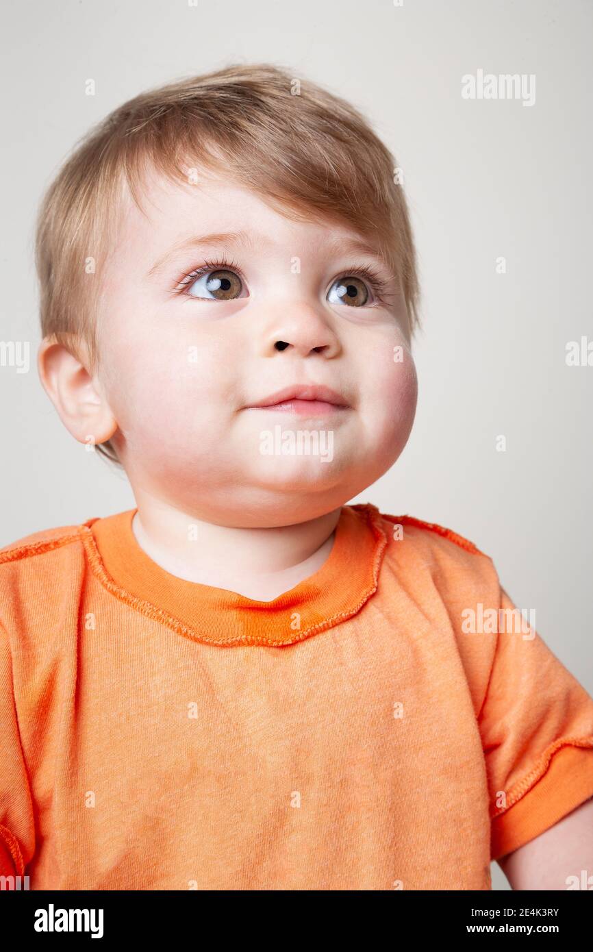 Portrait de bébé garçon avec le doigt dans la bouche Banque D'Images