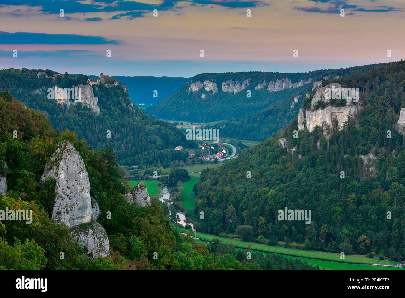 Vallée du Danube en forêt verte au milieu des montagnes au coucher du soleil, Swabian Alb, Allemagne Banque D'Images
