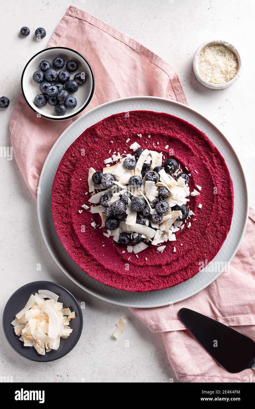 gâteau végétalien cru aux bleuets et aux noix de coco Banque D'Images
