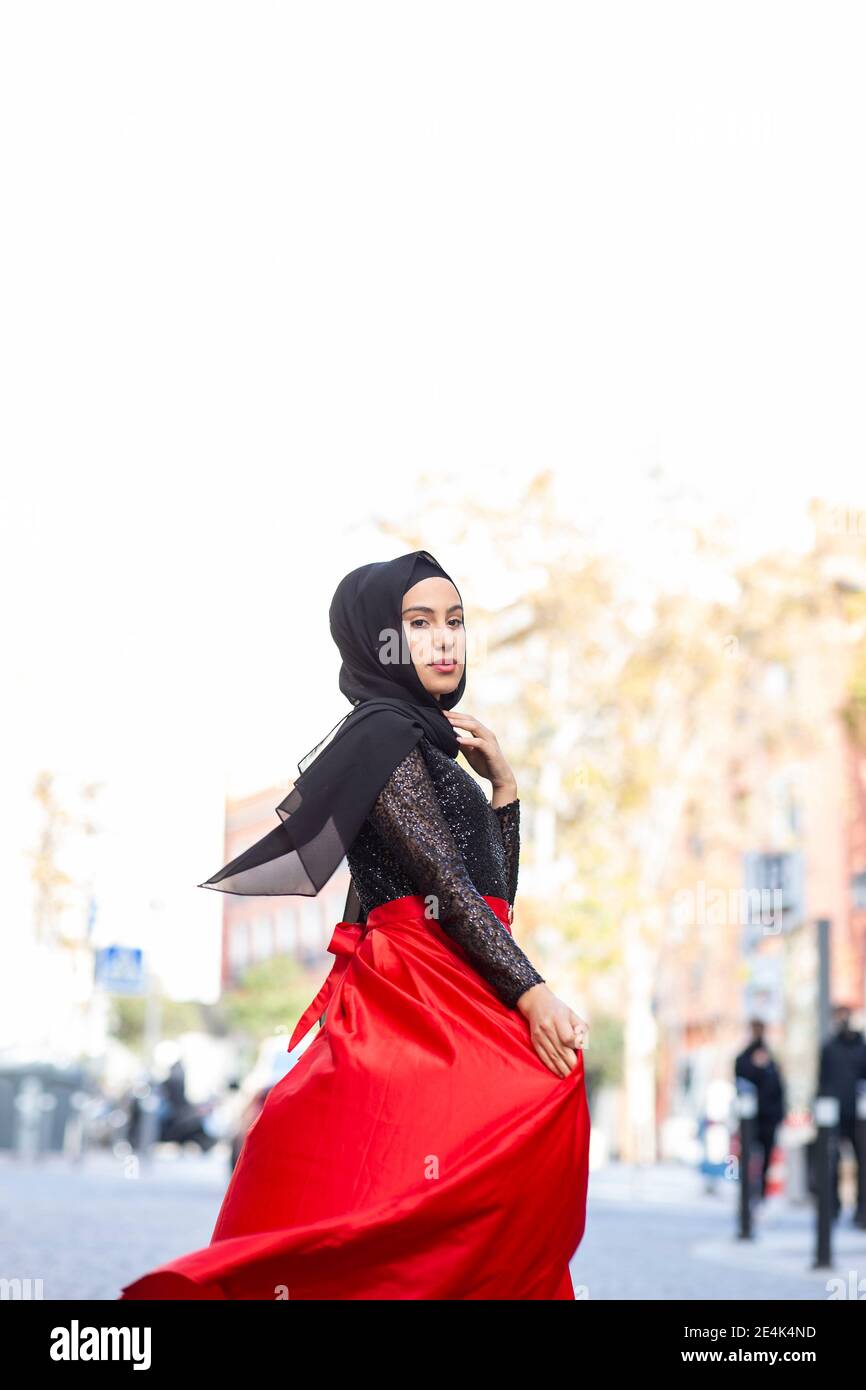 Portrait de jeune belle femme portant hijab et jupe longue posé au milieu  de la rue de la ville Photo Stock - Alamy
