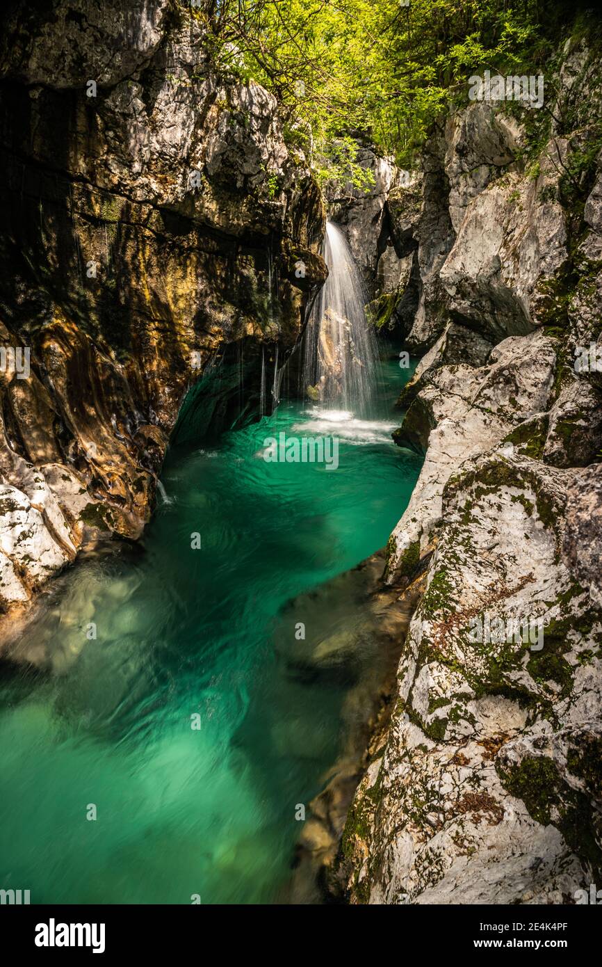 Rivière turquoise et chute d'eau Banque D'Images