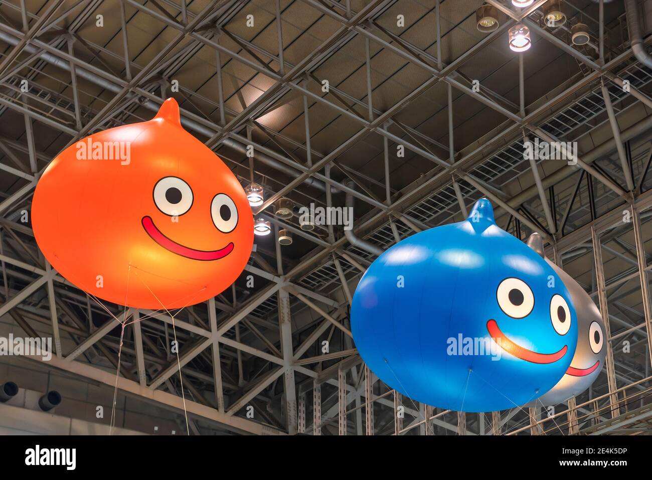 chiba, japon - décembre 22 2018: Énormes ballons gonflables représentant Slime, la mascotte du jeu de rôle Dragon Quest jeu vidéo flottant sous le Banque D'Images