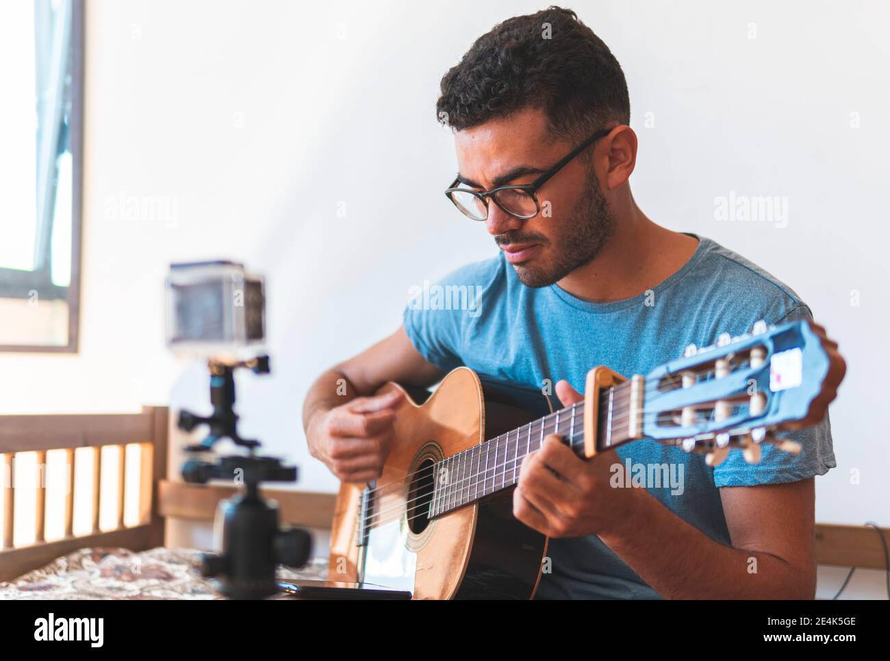 Homme influenceur faisant le blog par caméra vidéo à la maison Banque D'Images