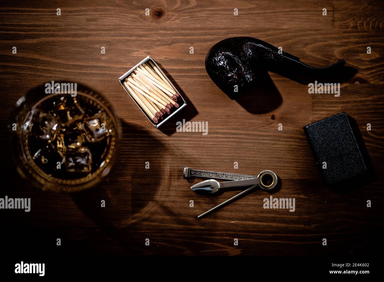 Boîte d'allumettes, verre de whisky, pipe à fumer et outil tchèque 3 en 1 Banque D'Images