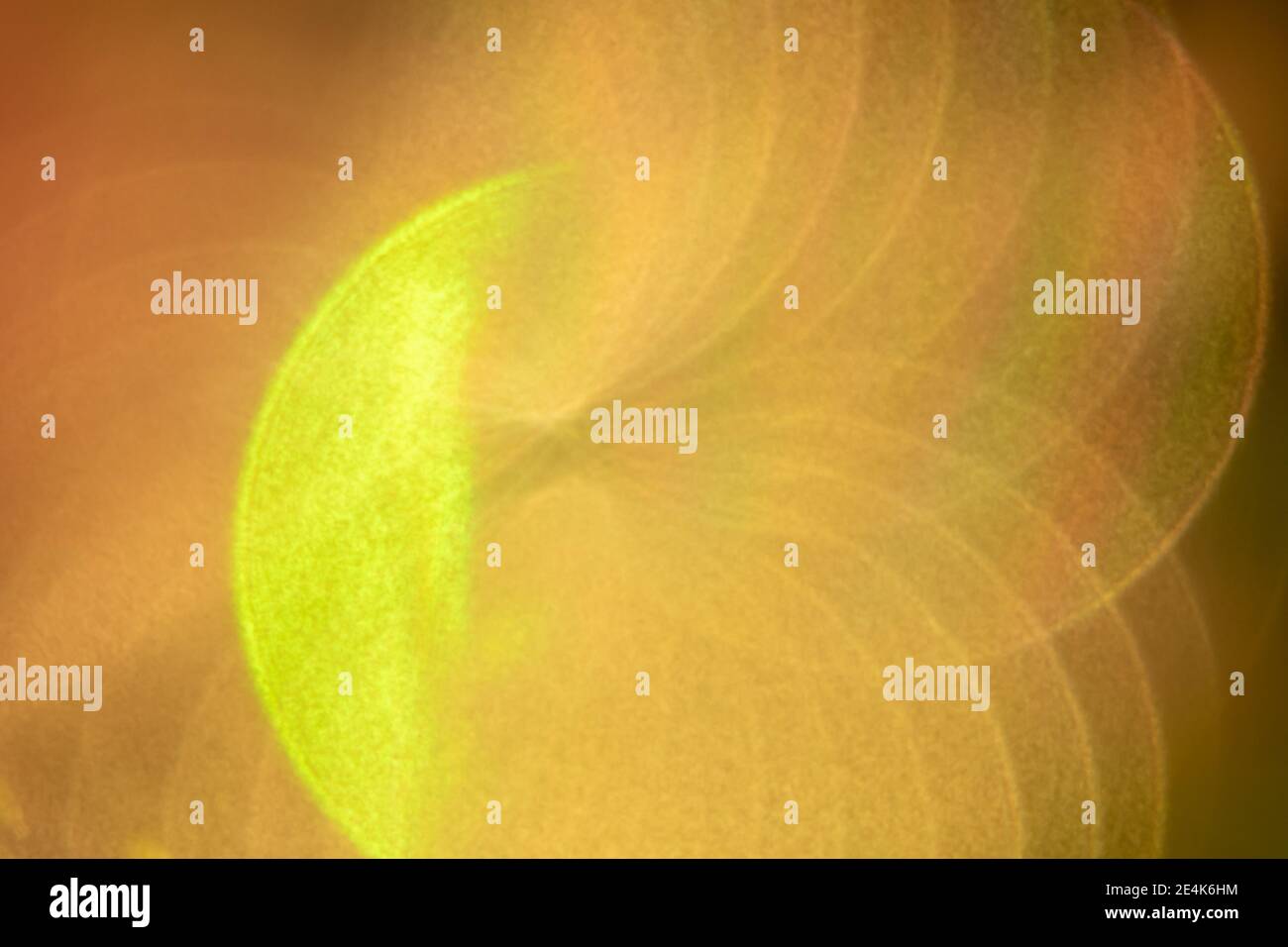 Arrière-plan abstrait avec des sphères de différentes couleurs et textures produites par des éclairs de lumière du soleil passant par une boule de cristal Banque D'Images