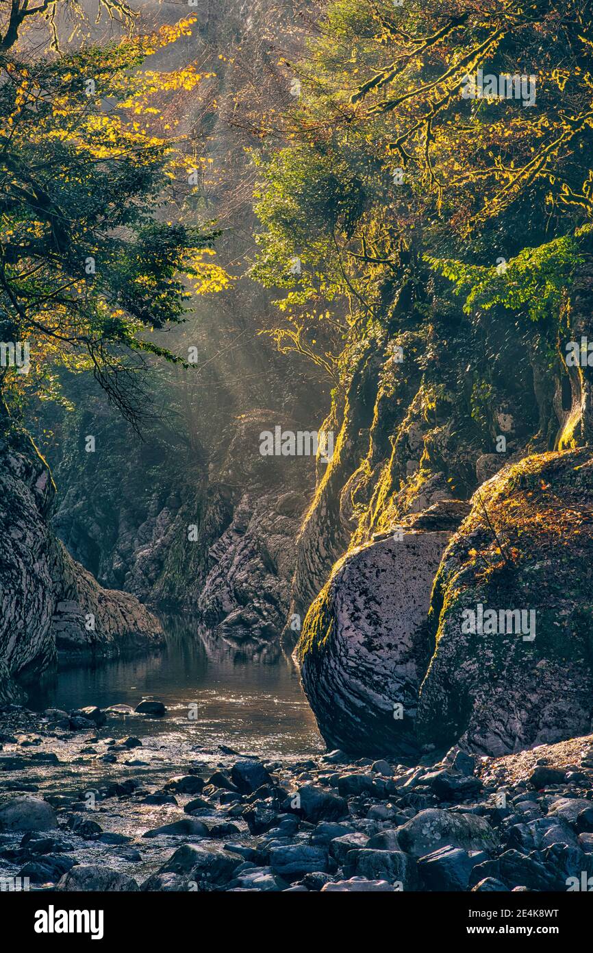 Rivière Khosta qui coule entre les rochers dans le canyon de Devils Gate Banque D'Images