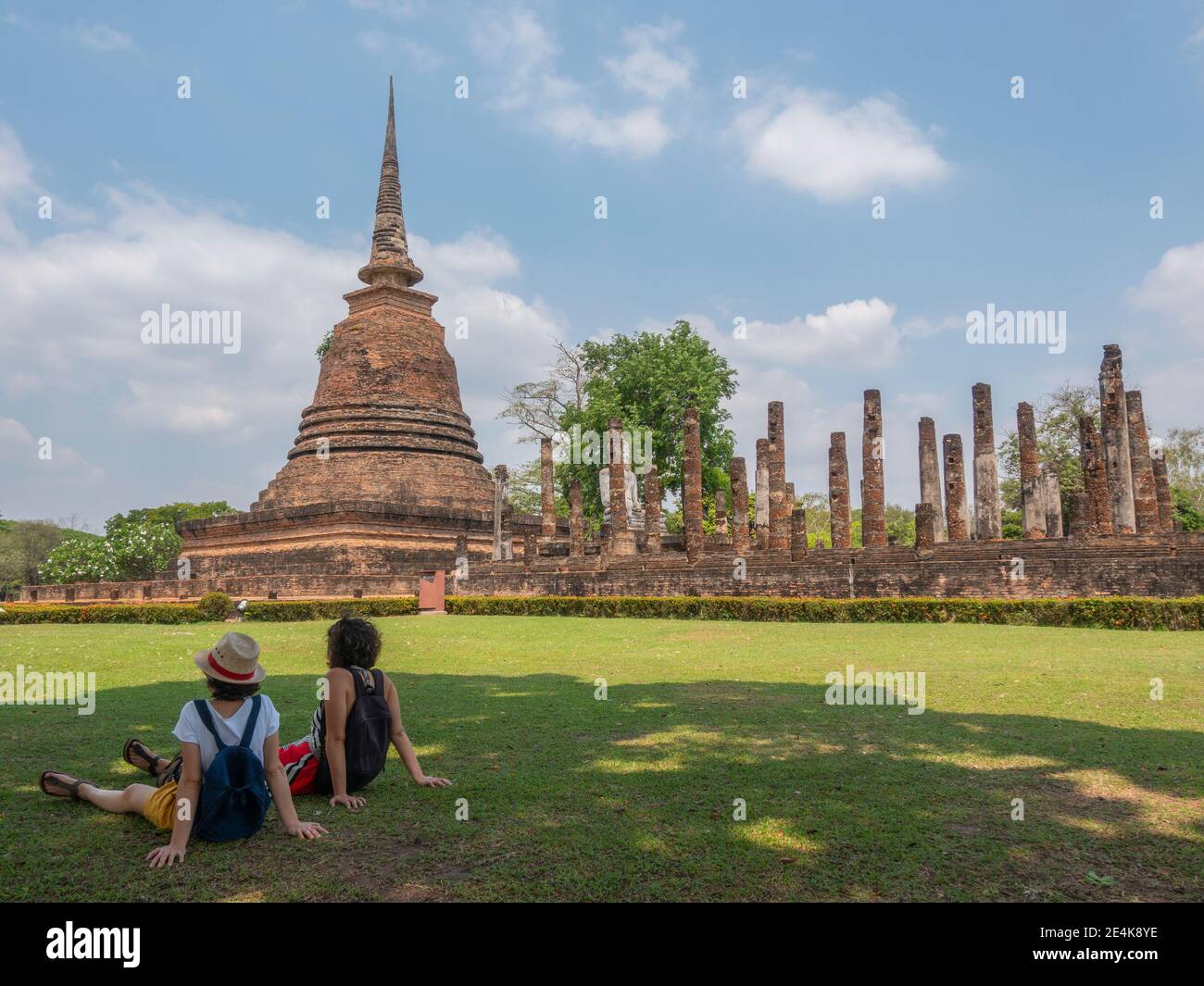 Vue depuis la ville antique de Sukhothai, Thaïlande. Banque D'Images