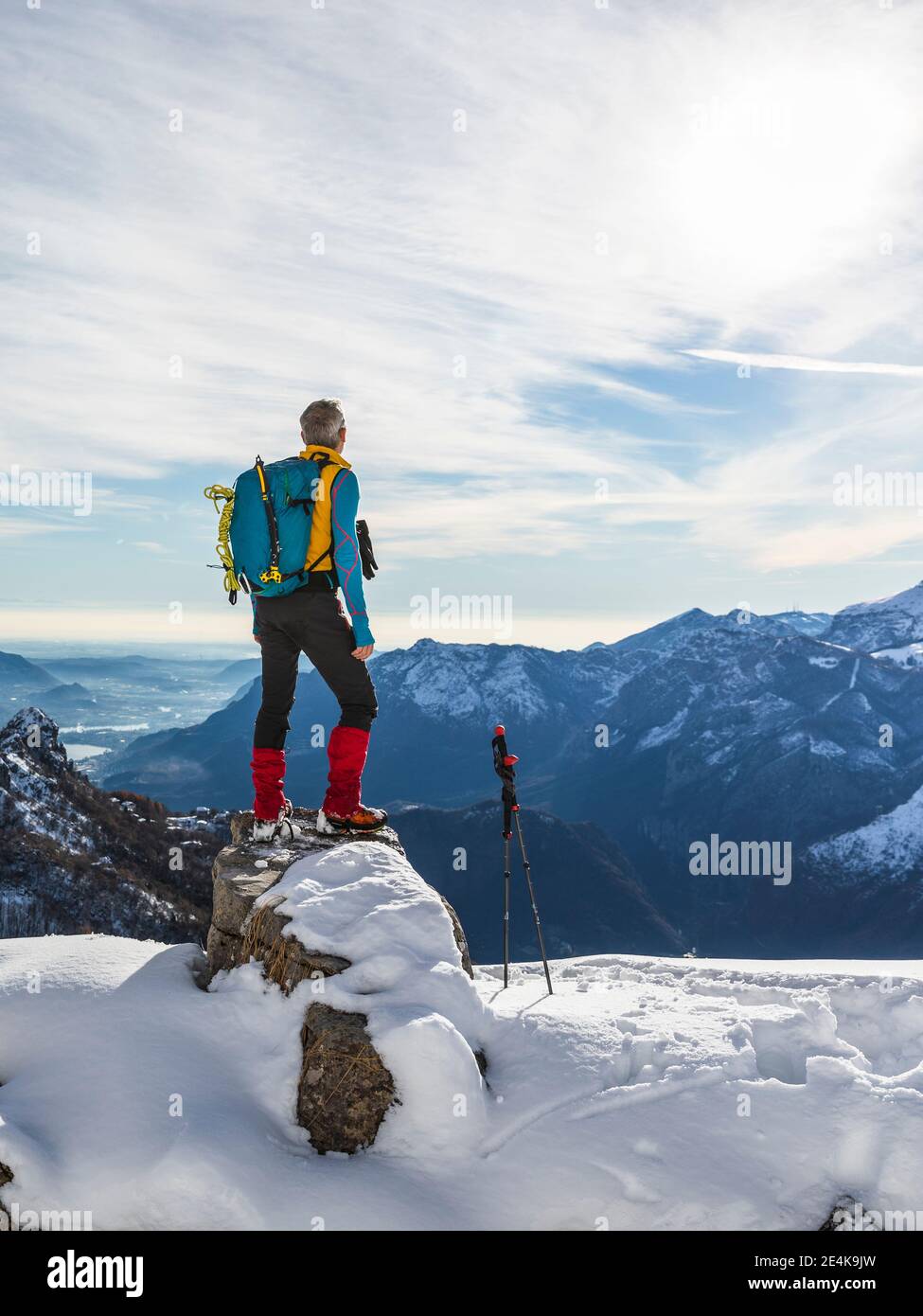 Randonneur mâle avec sac à dos, vue sur la montagne, alpes obroïques, Lecco, Italie Banque D'Images