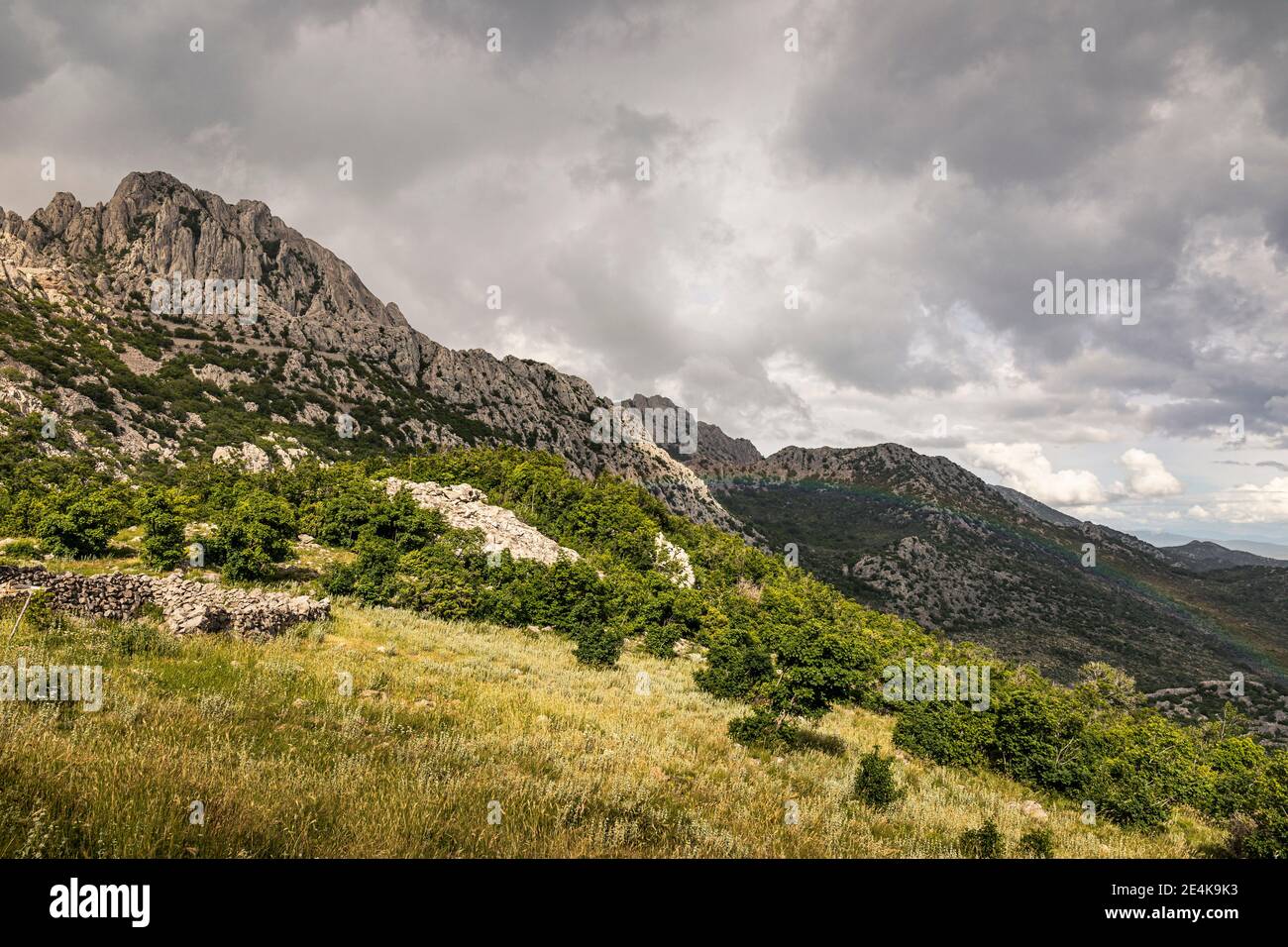 Nuages de tempête gris au-dessus des collines rocheuses Banque D'Images