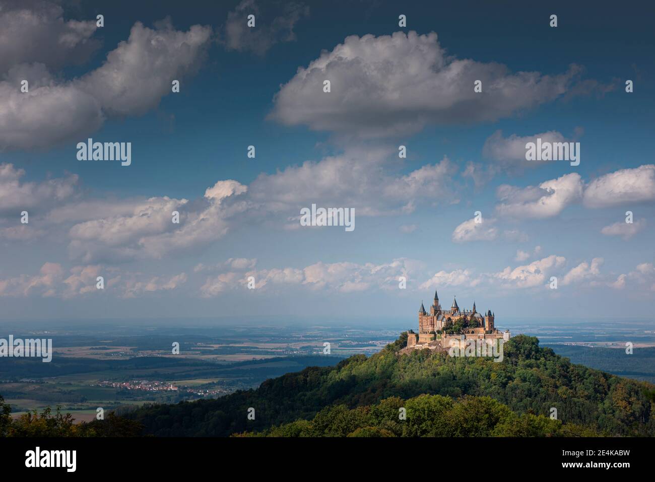 Château de Burg Hohenzollern au sommet de la montagne à Souabe Alb, en Allemagne Banque D'Images